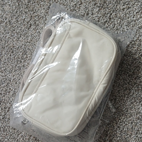 ✳️Lululemon Cream Crossbody Camera Bag White NWT 2L - Picture 10 of 10